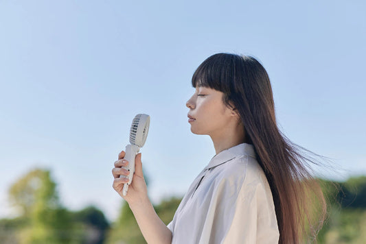 2025最新款！日本勾掛式雙扇葉摺疊手提風扇│Rhythm Silky Wind Mobile 3.2